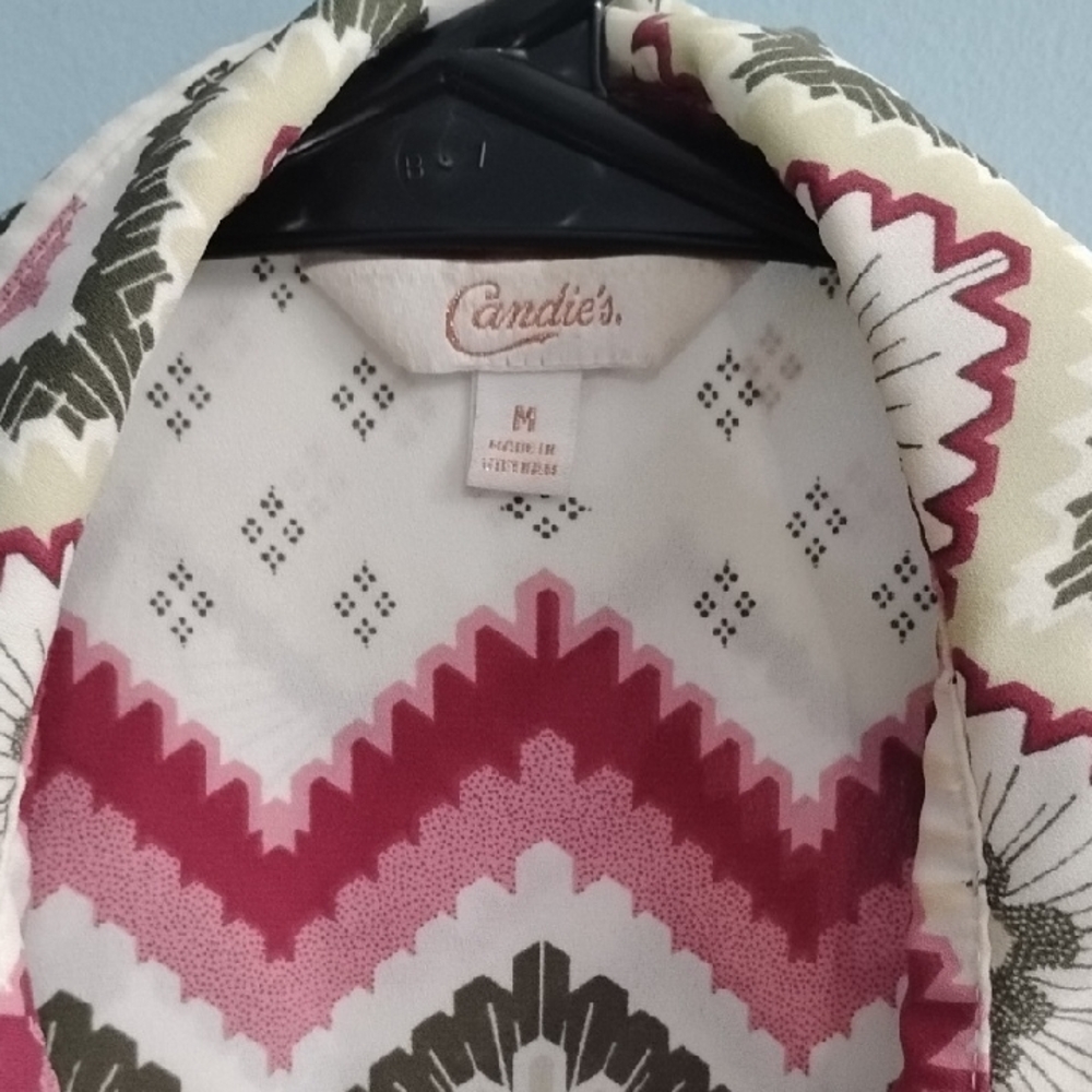 Beautiful Like New ❤️  Candie's Multicolor Chevron Blouse Size Medium - Picture 2 of 5